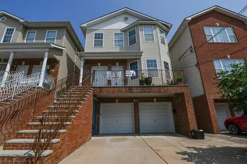 9 Oak St, Bayonne, NJ 07002