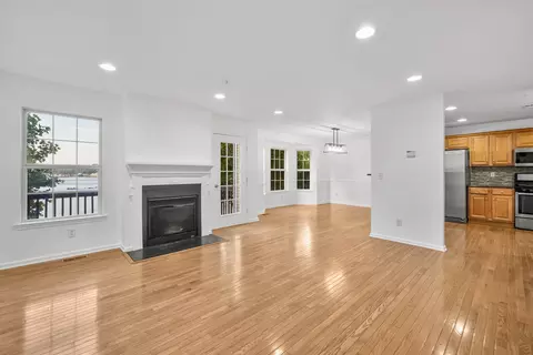 15 Bayside Dr, Bayonne, NJ 07002