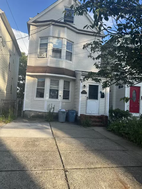 602 Avenue E, Bayonne, NJ 07002