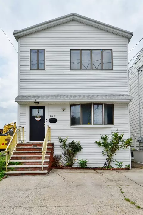 529 Avenue E, Bayonne, NJ 07002