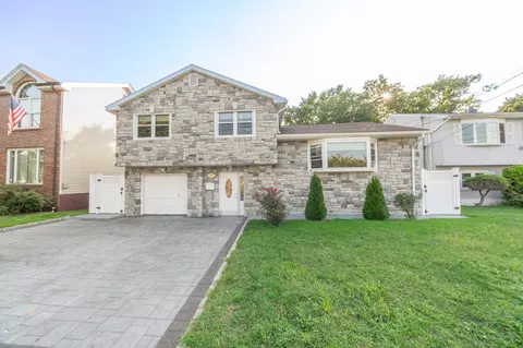 16 Gail Pl, Secaucus, NJ 07094