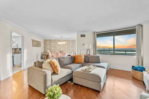 1020 Harmon Cove Tower, Secaucus, NJ 07094