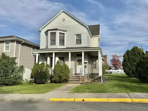 1080 Stonewall Ln, Secaucus, NJ 07094