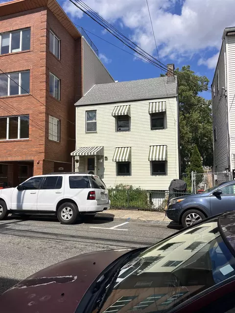 138 37th St, Union City, NJ 07087