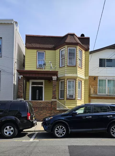 6906 Madison St, Guttenberg, NJ 07093