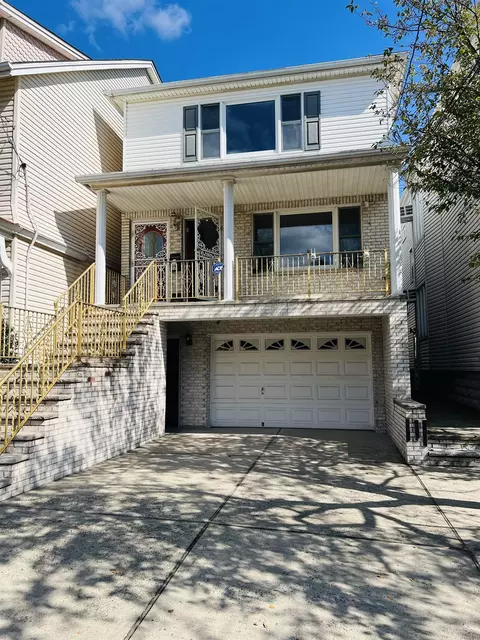 27 W 42nd St, Bayonne, NJ 07002