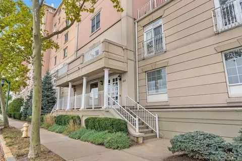207 Shearwater Ct W #64, Jersey City, NJ 07305