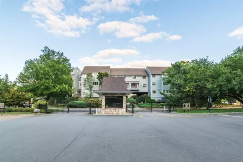 7 Cove Ln # B, North Bergen, NJ 07047