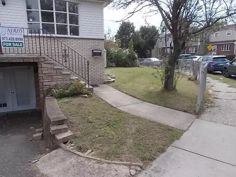 28 Suburbia Ct, Jersey City, NJ 07305