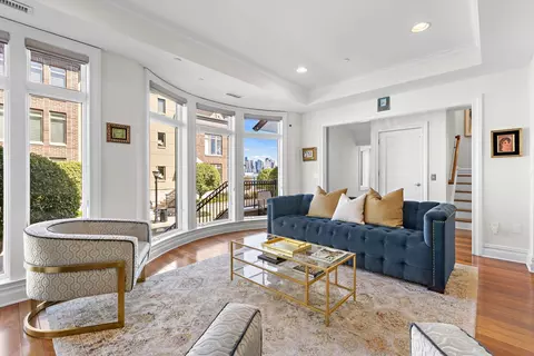 3 Oxford Lndg, Weehawken, NJ 07086