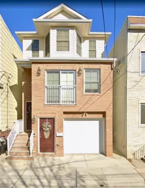 19 New St, Bayonne, NJ 07002