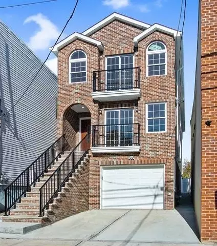 81 W 20th St, Bayonne, NJ 07002
