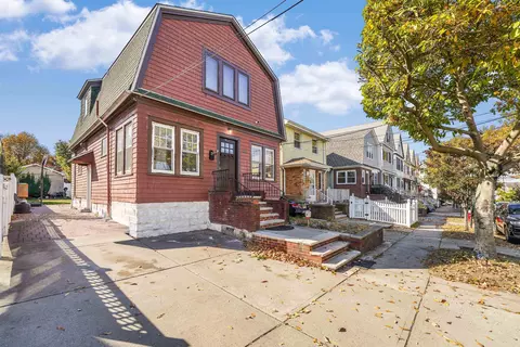 126 W 53rd St, Bayonne, NJ 07002