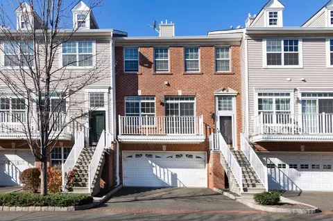 11 Alexander Ct, Jersey City, NJ 07305