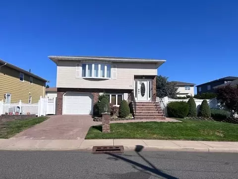 290 Hagan Pl, Secaucus, NJ 07094