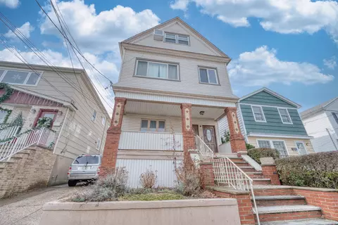 166 W 8th St, Bayonne, NJ 07002