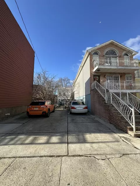 7 Orchard St, Jc Journal Square, NJ 07306