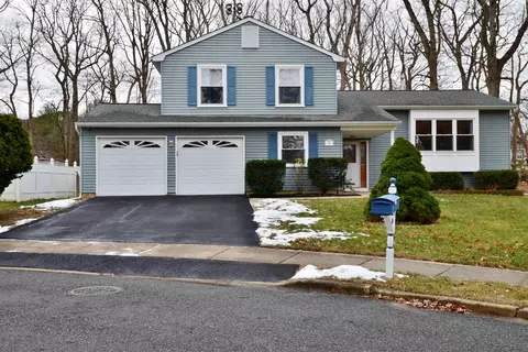 4 Revere Ct, Howell Township, NJ 07731