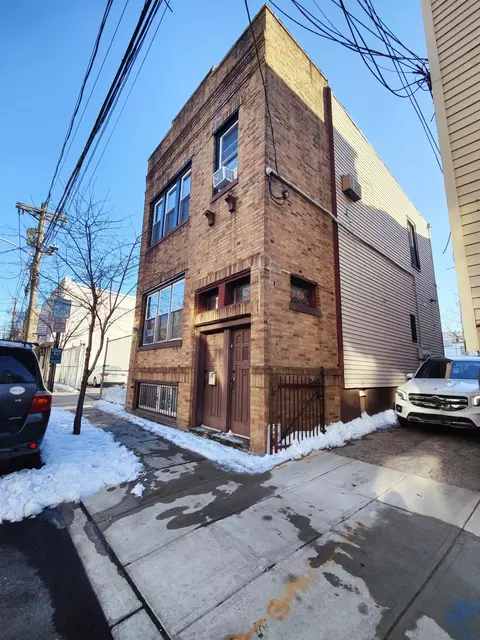 409 42nd St, Union City, NJ 07087