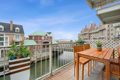 200 Shearwater Ct W #22, Jersey City, NJ 07305