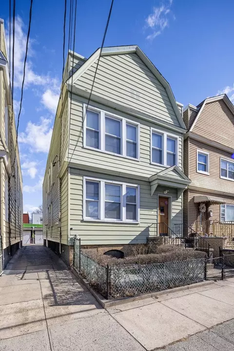 118 Poplar St, Jersey City, NJ 07307