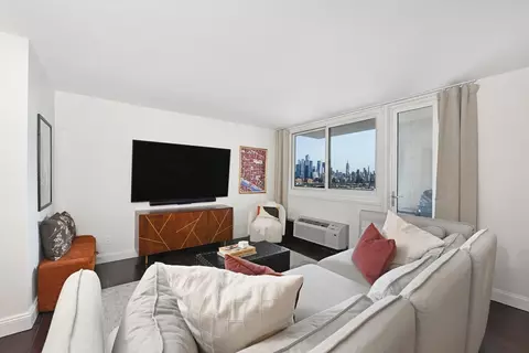 100 Manhattan Ave #411, Union City, NJ 07087