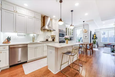 320 Bloomfield St #1, Hoboken, NJ 07030