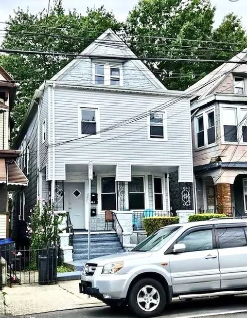 135 Wegman Pkwy, Jersey City, NJ 07305