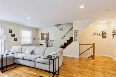 87 W 9th St # B, Bayonne, NJ 07002