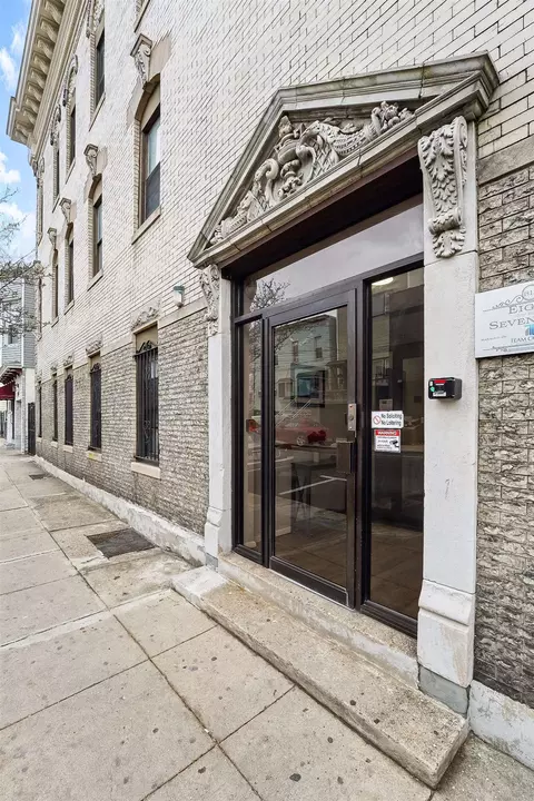 817 10th St #2D, Union City, NJ 07087