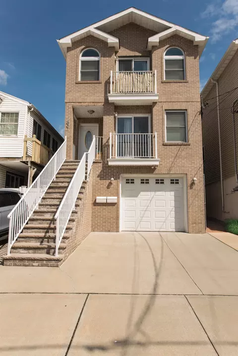89 W 43rd St, Bayonne, NJ 07002