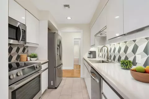 101 Shearwater Ct E #35, Jersey City, NJ 07305