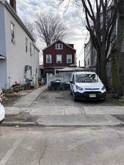 10 E 11th St, Bayonne, NJ 07002