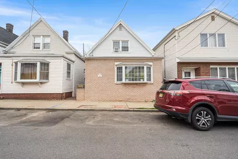 15 Sisson Ct, Bayonne, NJ 07002