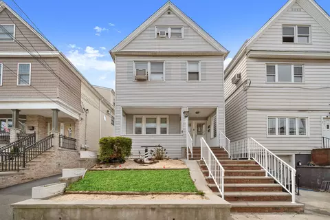 82 W 42nd St, Bayonne, NJ 07002