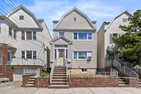 81 W 3rd St, Bayonne, NJ 07002