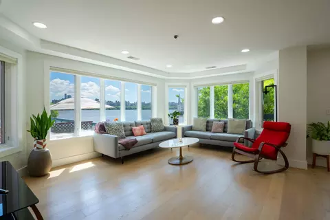 301 Stockton Ct, Edgewater, NJ 07020