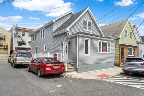 1 Sisson Ct, Bayonne, NJ 07002