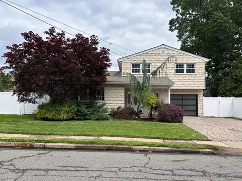 20 Wick Dr, Fords, NJ 08863