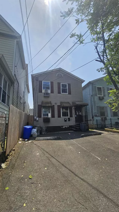 121 Orient Ave, Jersey City, NJ 07305