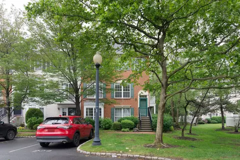 11 Crabapple Ct, Jersey City, NJ 07305