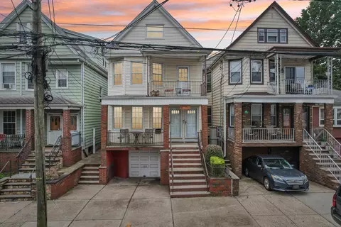 94 W 9th St, Bayonne, NJ 07002
