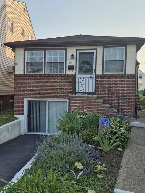 31 Suburbia Ct, Jersey City, NJ 07305