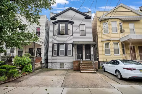 205 Oak St, Weehawken, NJ 07086