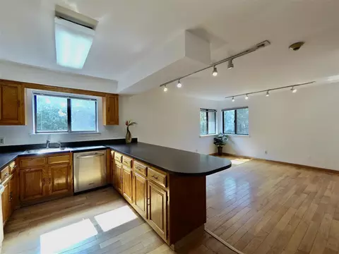 380 Whimbrel Ln, Secaucus, NJ 07094