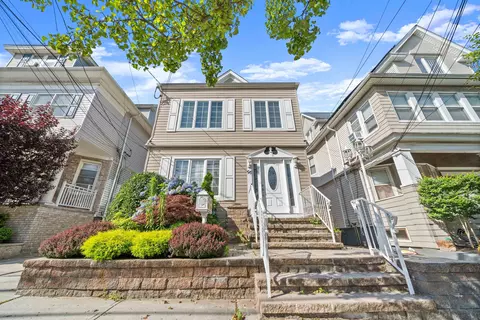 96 W 42nd St, Bayonne, NJ 07002