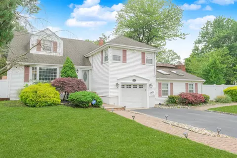 122 Village Cir E, Paramus, NJ 07652 photo 3
