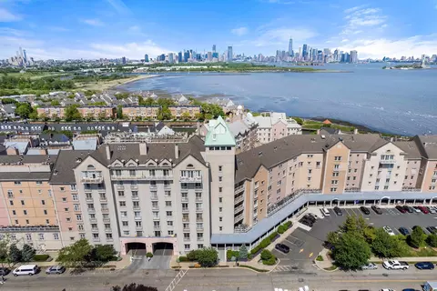 100 Shearwater Ct E #64, Jersey City, NJ 07305