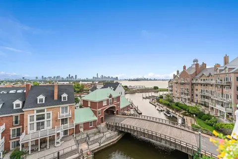 200 Shearwater Ct W #52, Jersey City, NJ 07305