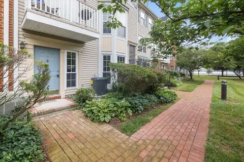 86 Cottonwood St, Jersey City, NJ 07305